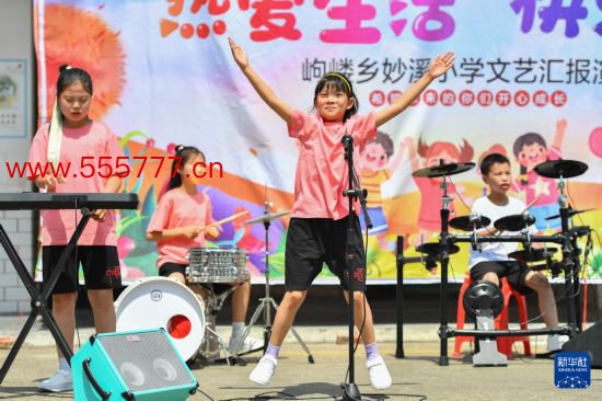 5月28日，“一说念”乐队主唱成娇珑（右二）在文艺汇演上舞蹈。