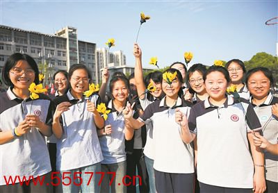 图为江苏省徐州市睢宁高等中学高三学生为我方加油。