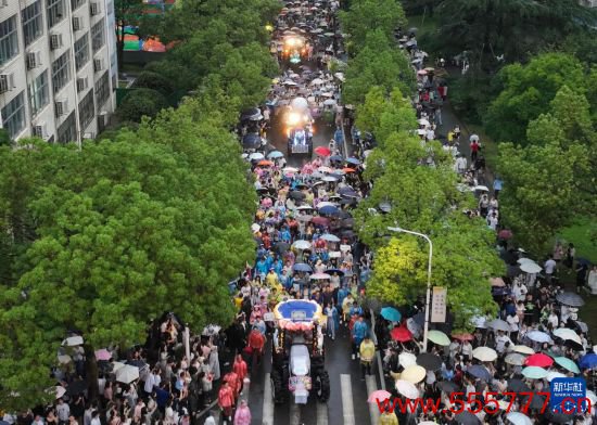 6月21日，农机花车戎行在华中农业大学校园里巡游（无东谈主机相片）。