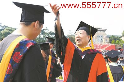 2017年6月22日，李德仁（右一）参加武汉大学毕业仪式并为毕业生拨穗。