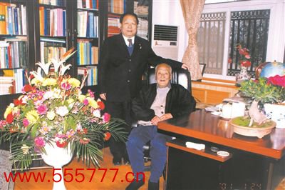 2001年2月，李德仁（左一）给导师王之卓贺年。