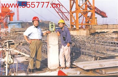  2002年10月，李德仁（左一）在三峡大坝修复工地。